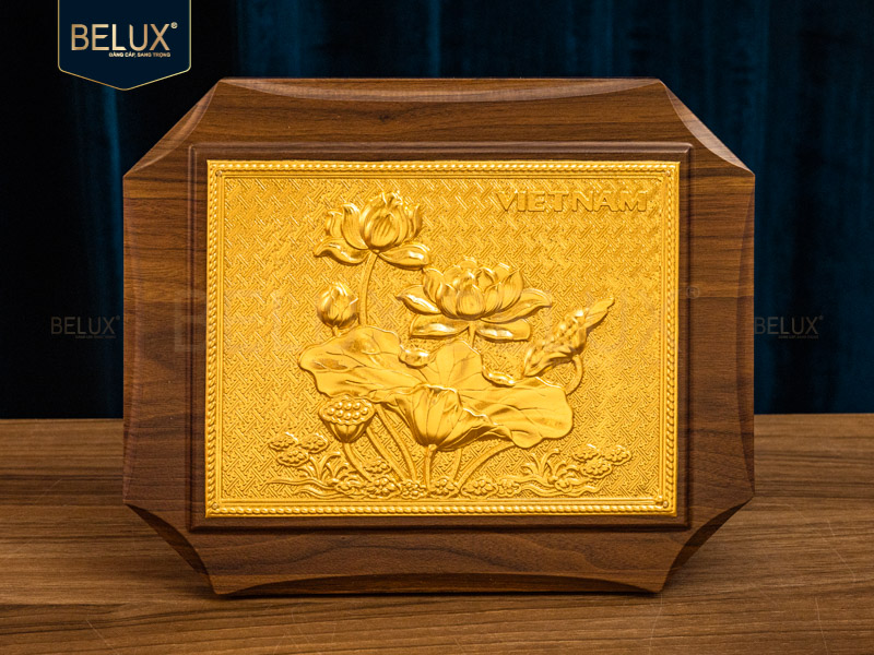 Tranh hoa sen Việt Nam bằng đồng mạ vàng 24k 27x20cm